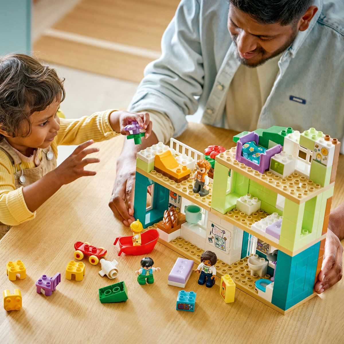 LEGO DUPLO CASA MODERNA DE FAMILIE 3 IN 1 CU FIGURINE 10470 - Imagine 3 [ps:54c1115f-03b8-43a3-9b28-21c62a569ec8]