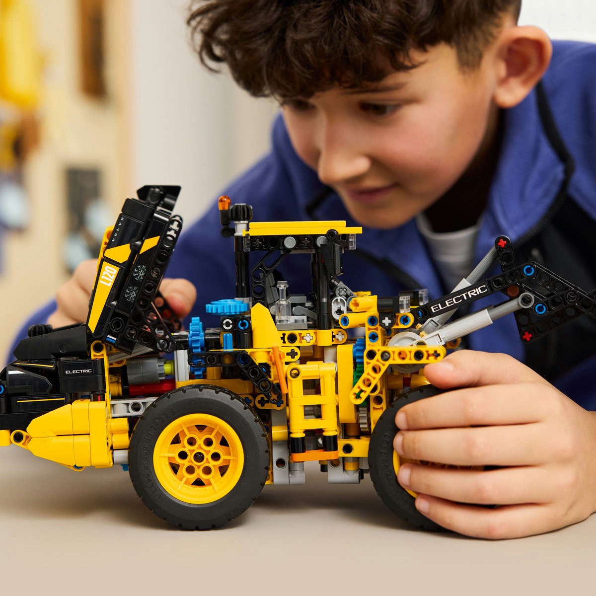 LEGO TECHNIC INCARCATOR FRONTAL VOLVO L120 ELECTRIC 42209 - Imagine 7 [ps:72839860-3ce8-406a-bd67-4d4c6c567897]