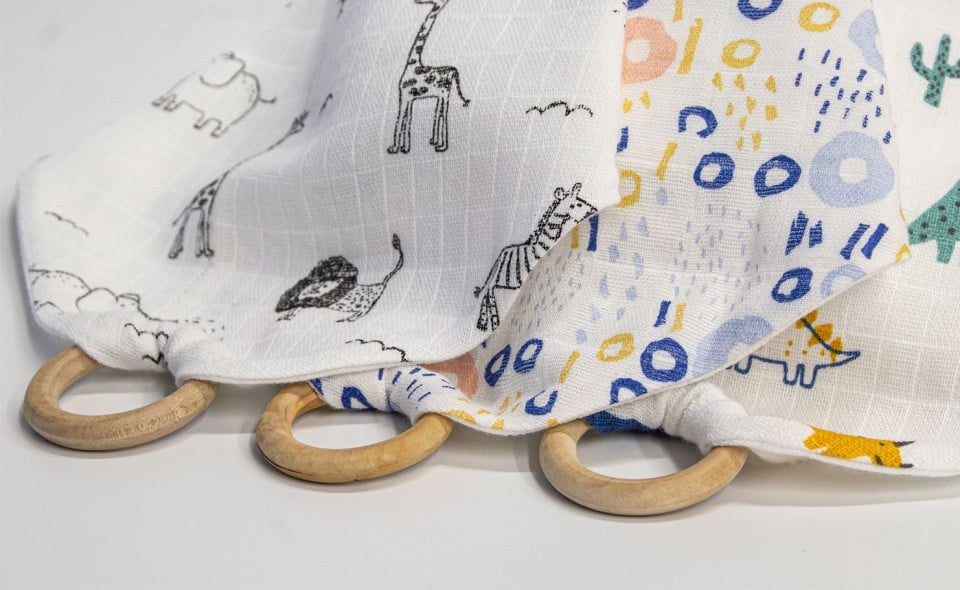 Baveta din muselina cu inel din lemn BabyJem (Model: Colorat) [ps:b6a705b0-bb28-497d-9c68-48dab4579ca7]