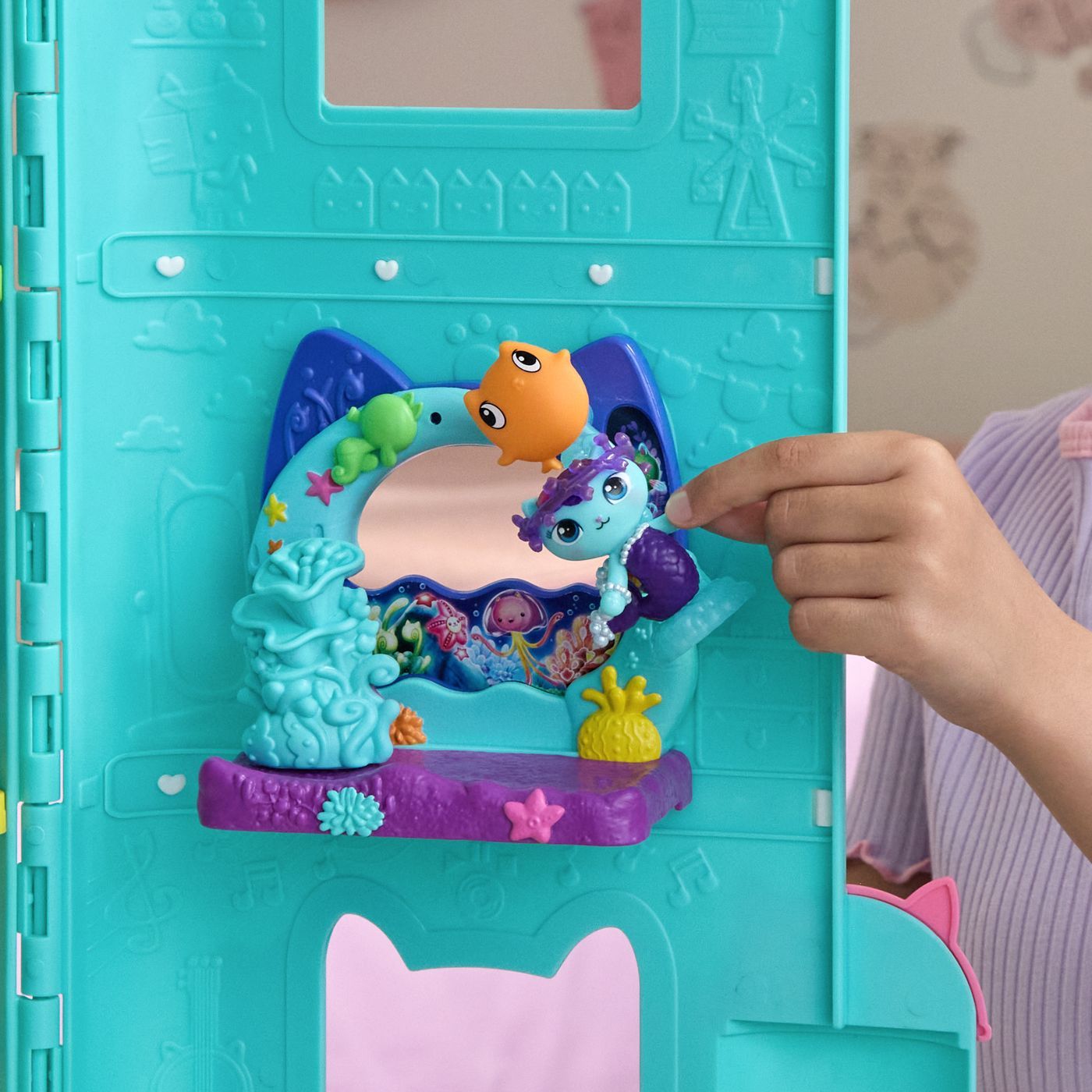 GABBYS DOLLHOUSE FILMUL SET BALCONUL ACVARIU SI FIGURINA - Imagine 4 [ps:a1d1ba4f-df0a-4eff-9995-cff9fe18b9fe]
