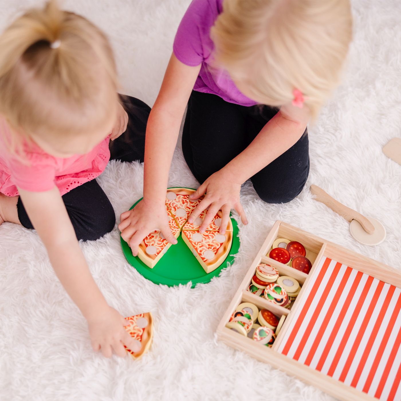 MELISSA AND DOUG SET DE JOACA DIN LEMN PETRECERE CU - Imagine 6 [ps:eafee4db-5f14-403a-858d-ce6f8b7da4fb]