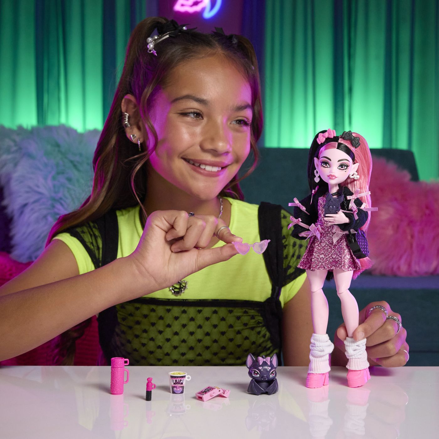 MONSTER HIGH PAPUSA DRACULAURA CU ACCESORII Mattel - Imagine 7 [ps:ca0a00cd-b737-4d2b-a010-b2a2196566e5]