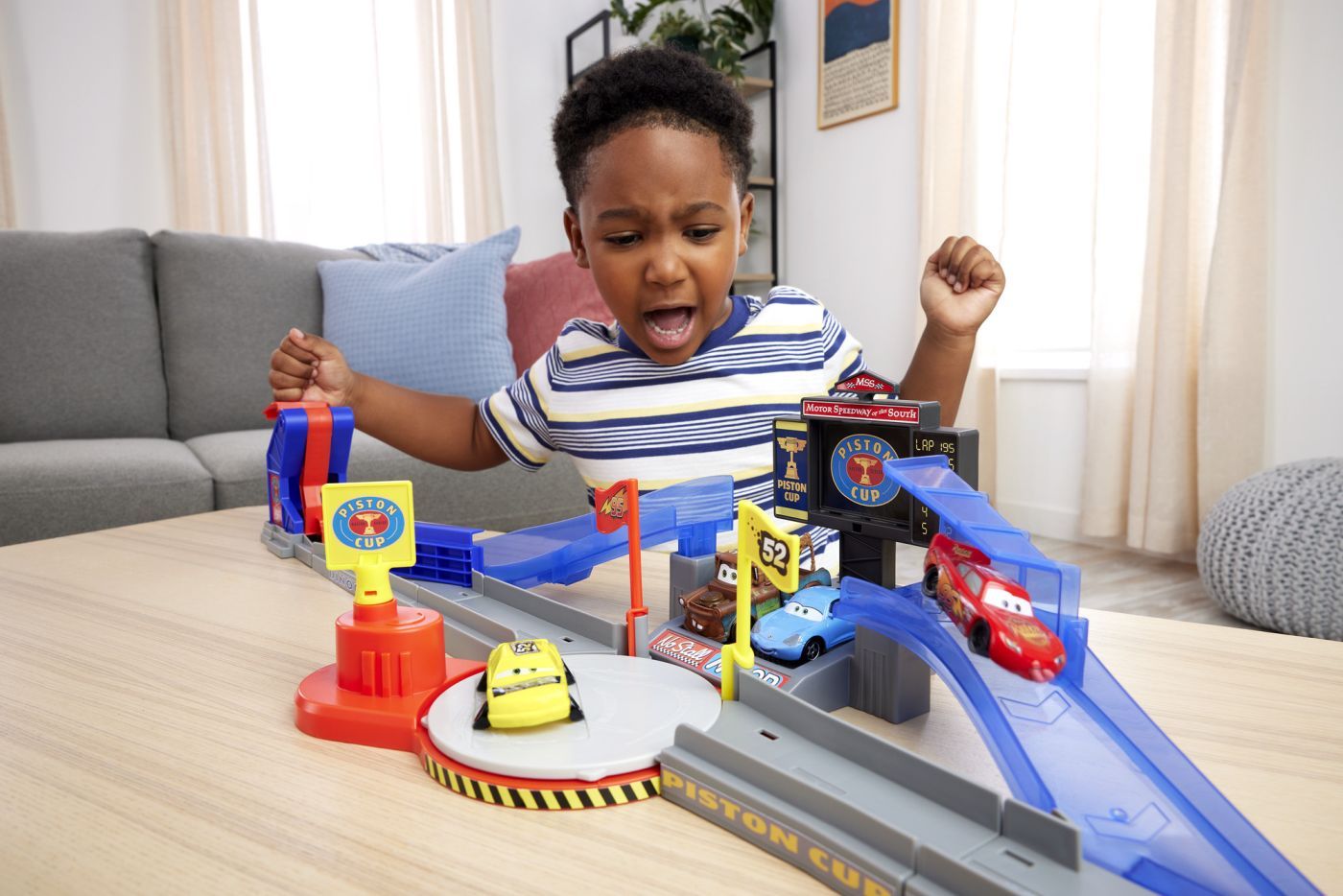 CARS SET DE JOACA PISTA DE CURSE PISTON CUP CU MASINUTA - Imagine 5 [ps:bc89415e-e096-4fe7-b935-f530e949b798]