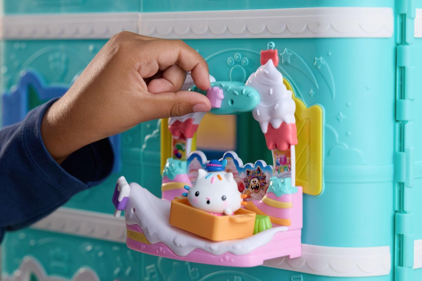 GABBYS DOLLHOUSE FILMUL SET BALCONUL DIN DULCIURI SI - Imagine 4 [ps:a4124180-4ced-4f5a-a56d-14ebe79254eb]