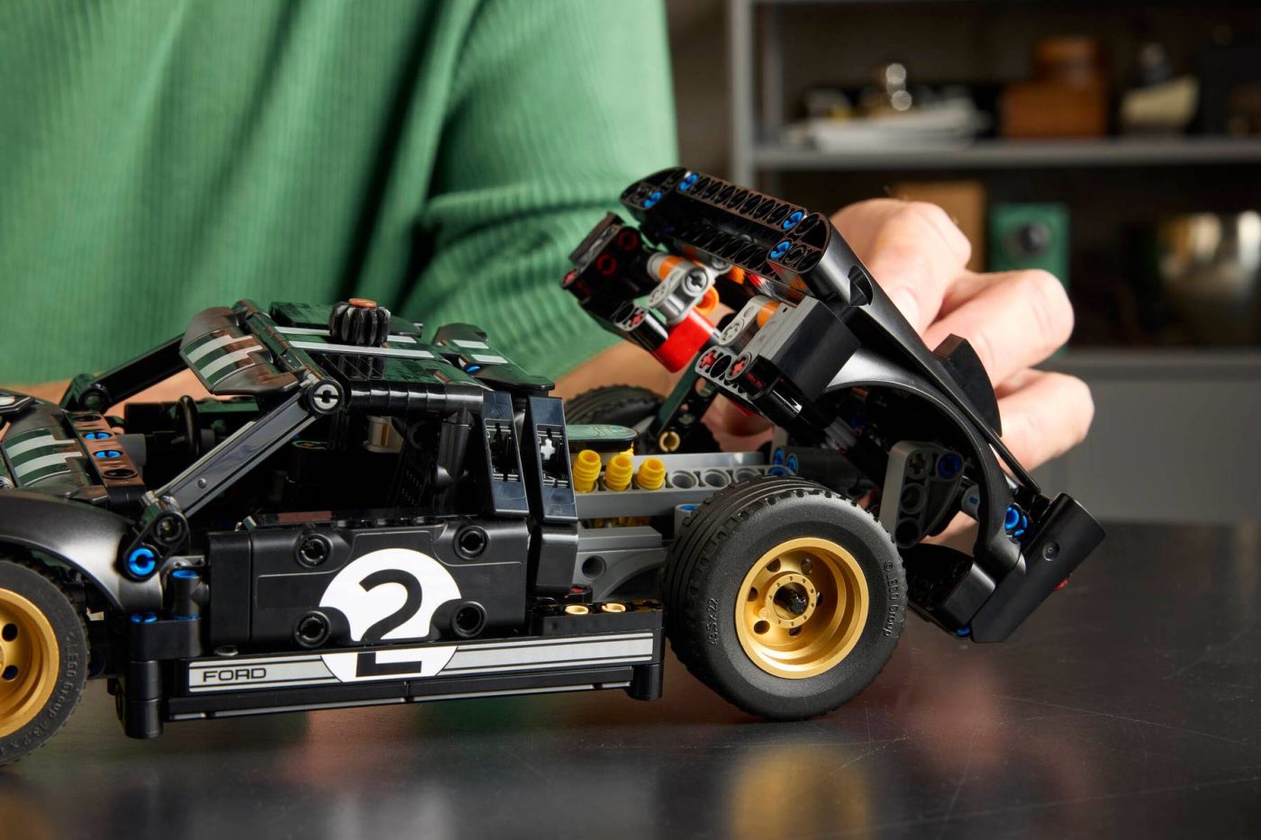LEGO TECHNIC MASINA DE CURSE 1966 FORD GT40 MKII 42223 - Imagine 7 [ps:a36599c8-54d8-435c-b8d1-876b61aa8f3c]