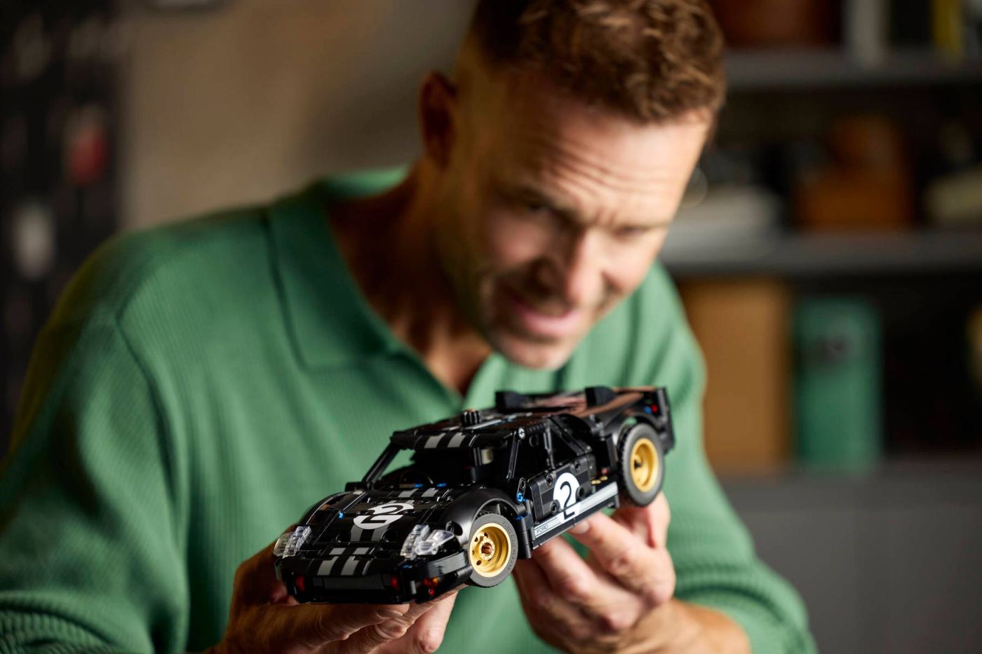 LEGO TECHNIC MASINA DE CURSE 1966 FORD GT40 MKII 42223 - Imagine 6 [ps:98140643-3872-481e-94b9-010354420f19]