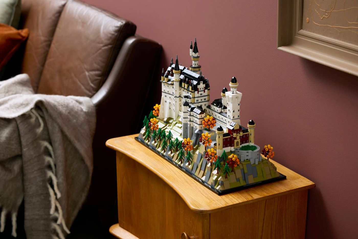 LEGO ARHITECTURE CASTELUL NEUSCHWANSTEIN 21063 - Imagine 7 [ps:cb966a21-809b-4140-b6c5-8a18f72d9c05]