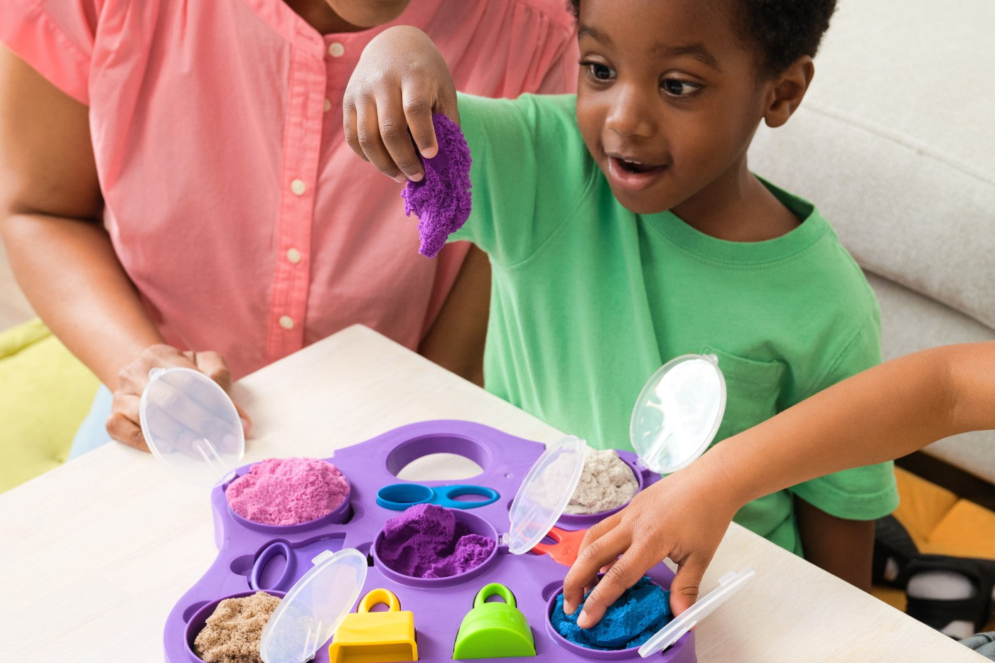 KINETIC SAND SET GEANTA PENTRU PLAJA VARIETY CASE Spin - Imagine 5 [ps:23238c54-34d0-4fc3-8f30-14ec6f297393]