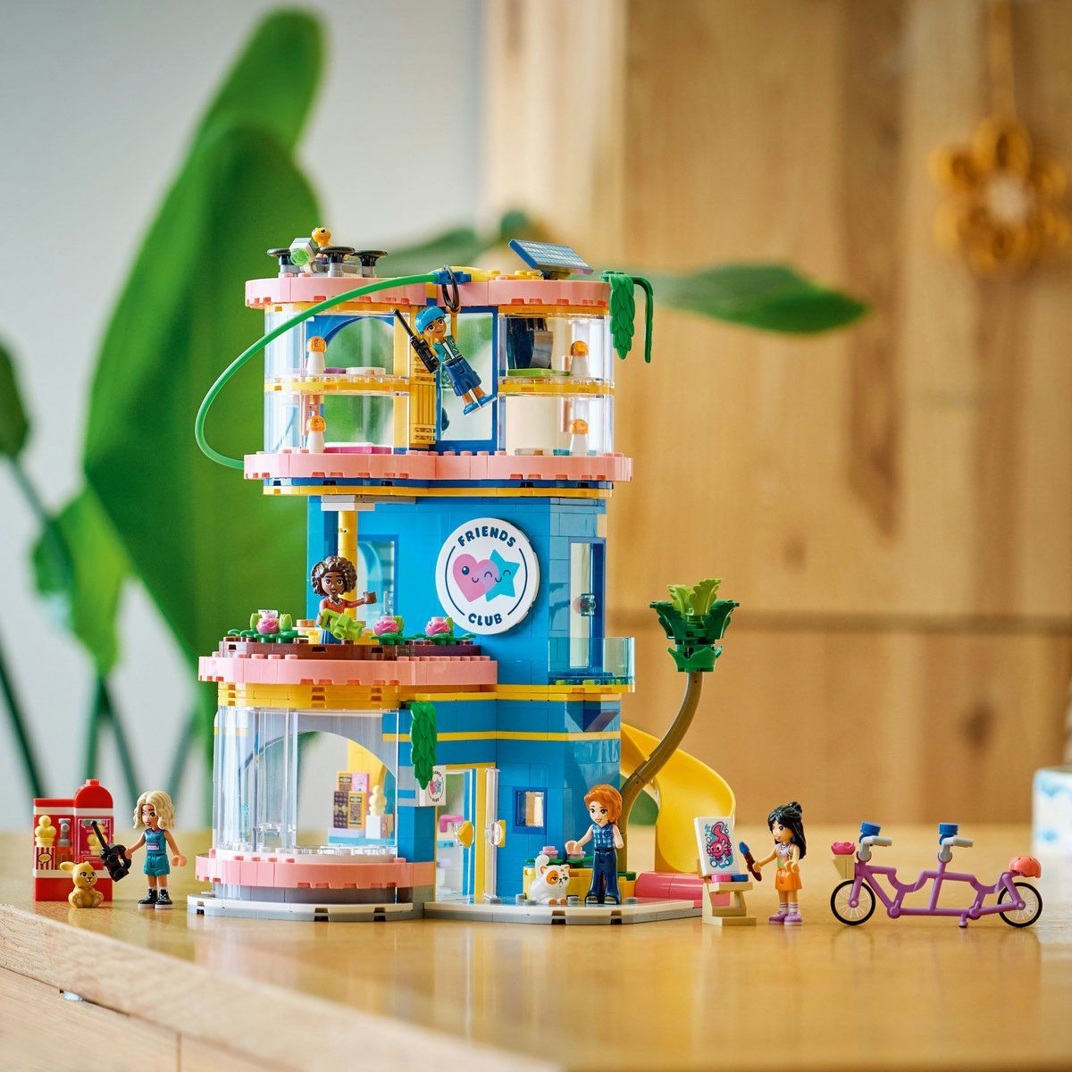 LEGO FRIENDS CLUBUL PRIETENILOR DIN ORASUL HEARTLAKE 42689 [ps:b4cde136-a285-4007-b207-e576561b13c4]