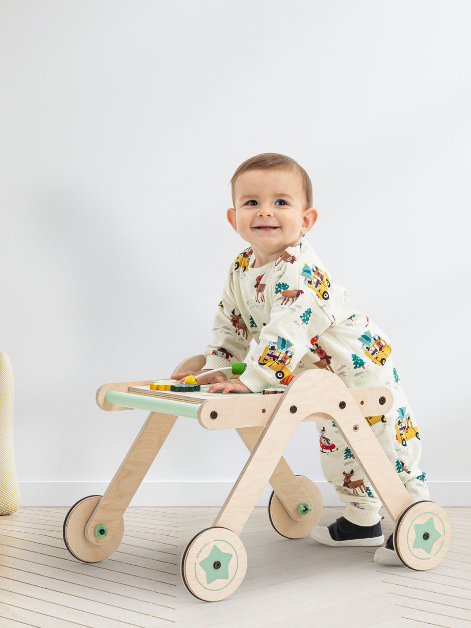 Antepremergator din lemn 2 in 1 MamaToyz cu masuta de activitati