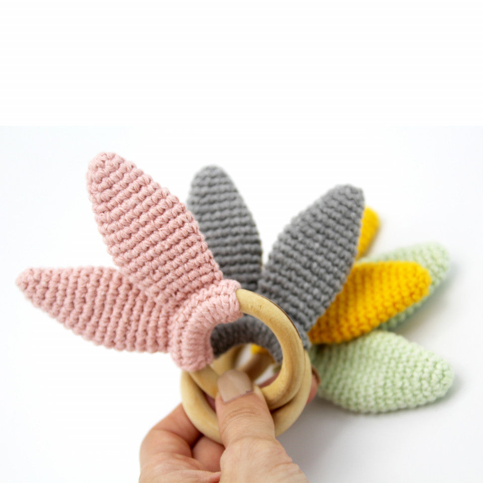 Jucarie dentitie din bumbac cu inel din lemn BabyJem Amigurumi