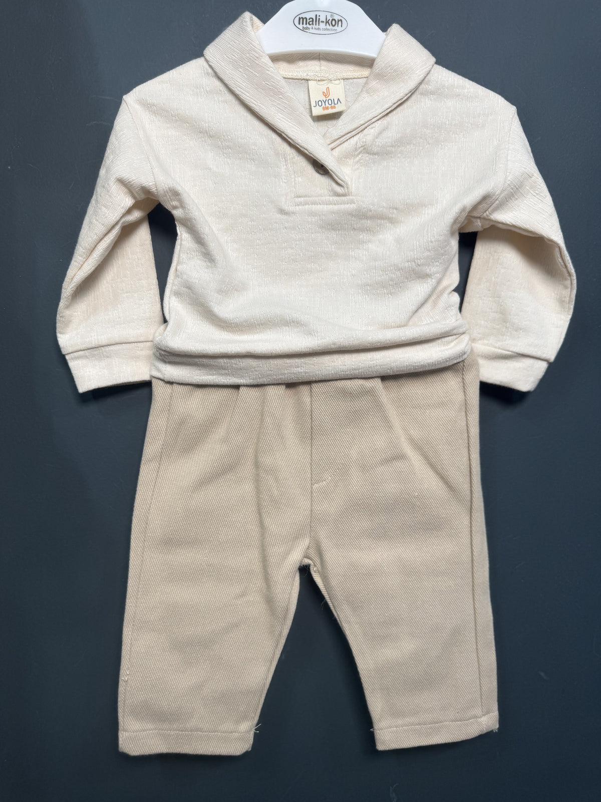 Set bebe Joyola cu guler șal și pantaloni reiați 3-18 luni | Infant.ro - Bej [ps:2d45b08f-25f5-4b90-a25c-94dde225977f]