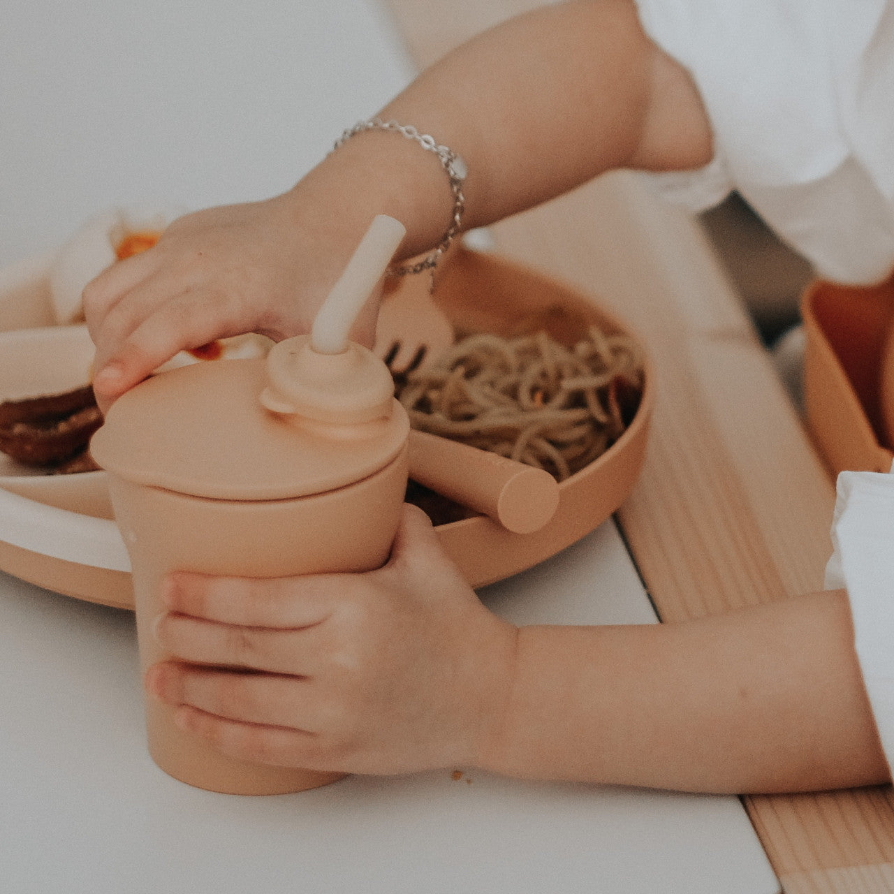 Pahar cu capac si pai antrenament bebelusi Miniware 1-2-3 Sip!, 100% din materiale naturale biodegradabile, Grey