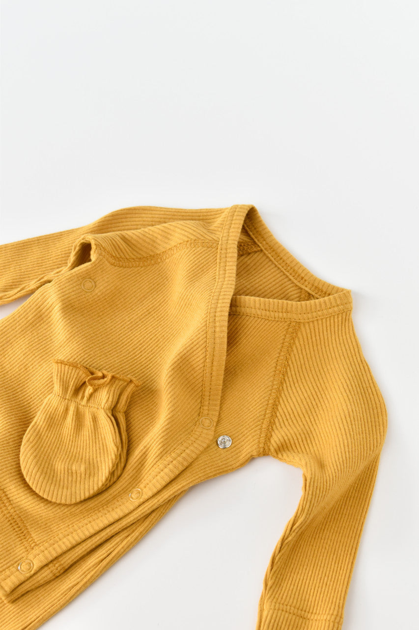 Set 4 piese: bluza, pantaloni, caciulita si manusi din bumbac organic si modal - , BabyCosy