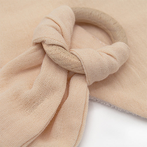 Set baveta cu doua fete din muselina cu jucarie dentitie BabyJem