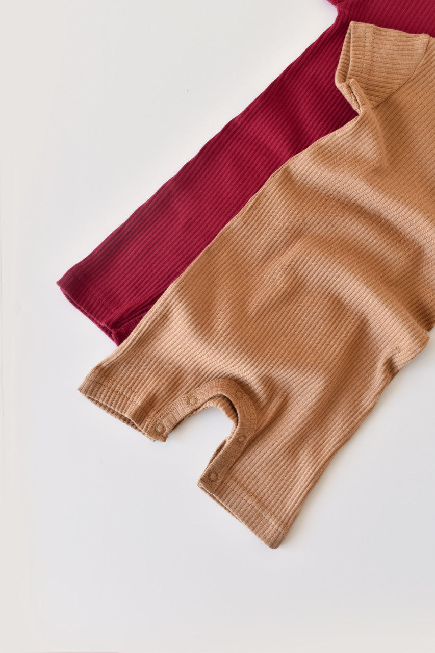 Set de 2 salopetele cu maneca scurta din bumbac organic si modal - Caramiziu/ Sofran BabyCosy