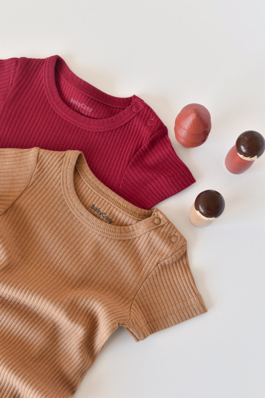 Set de 2 salopetele cu maneca scurta din bumbac organic si modal - Caramiziu/ Sofran BabyCosy