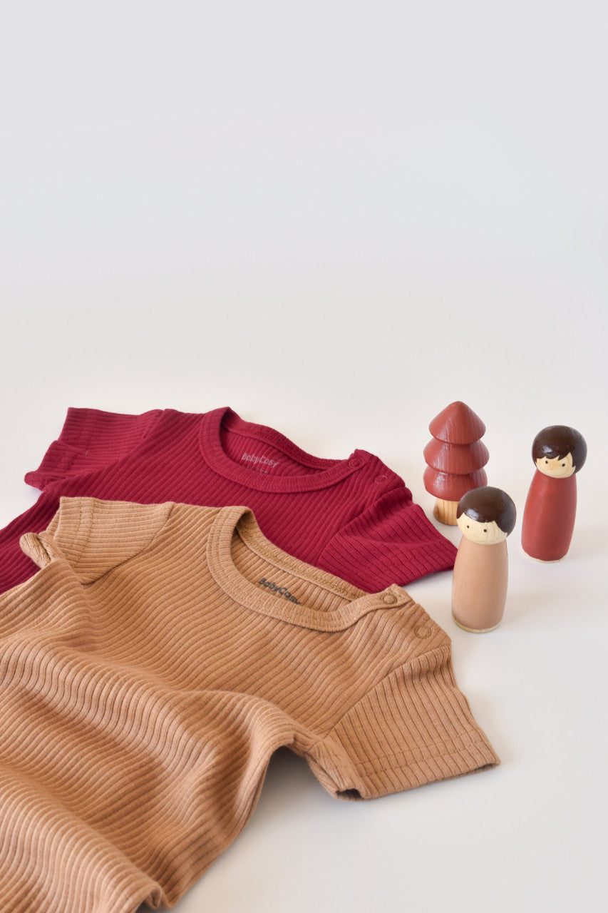 Set de 2 salopetele cu maneca scurta din bumbac organic si modal - Caramiziu/ Sofran BabyCosy