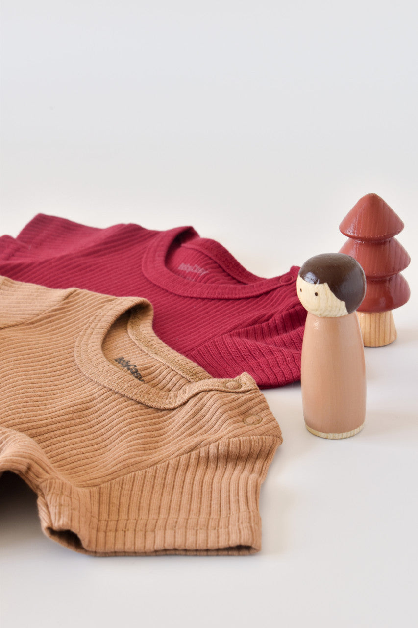 Set de 2 salopetele cu maneca scurta din bumbac organic si modal - Caramiziu/ Sofran BabyCosy