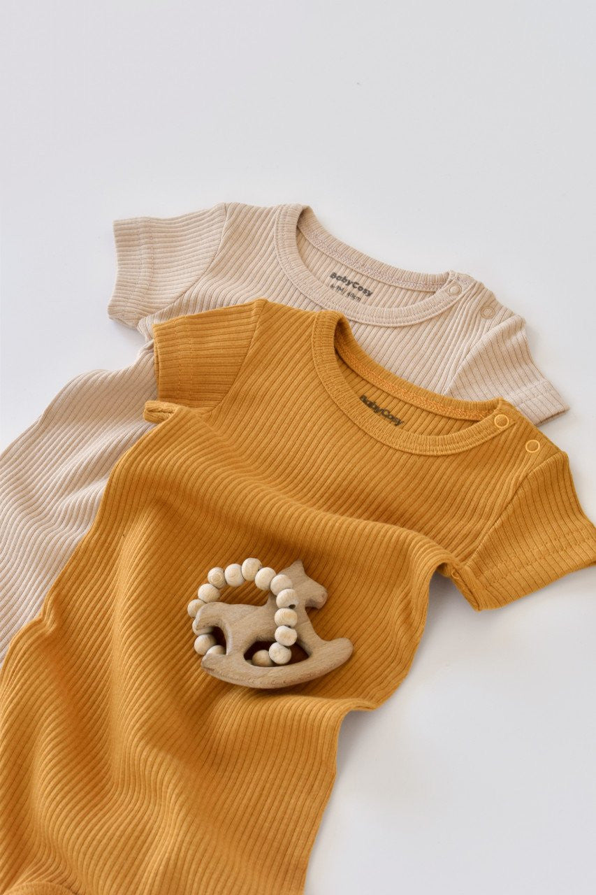 Set de 2 salopetele cu maneca scurta din bumbac organic si modal - Caramiziu/ Sofran BabyCosy