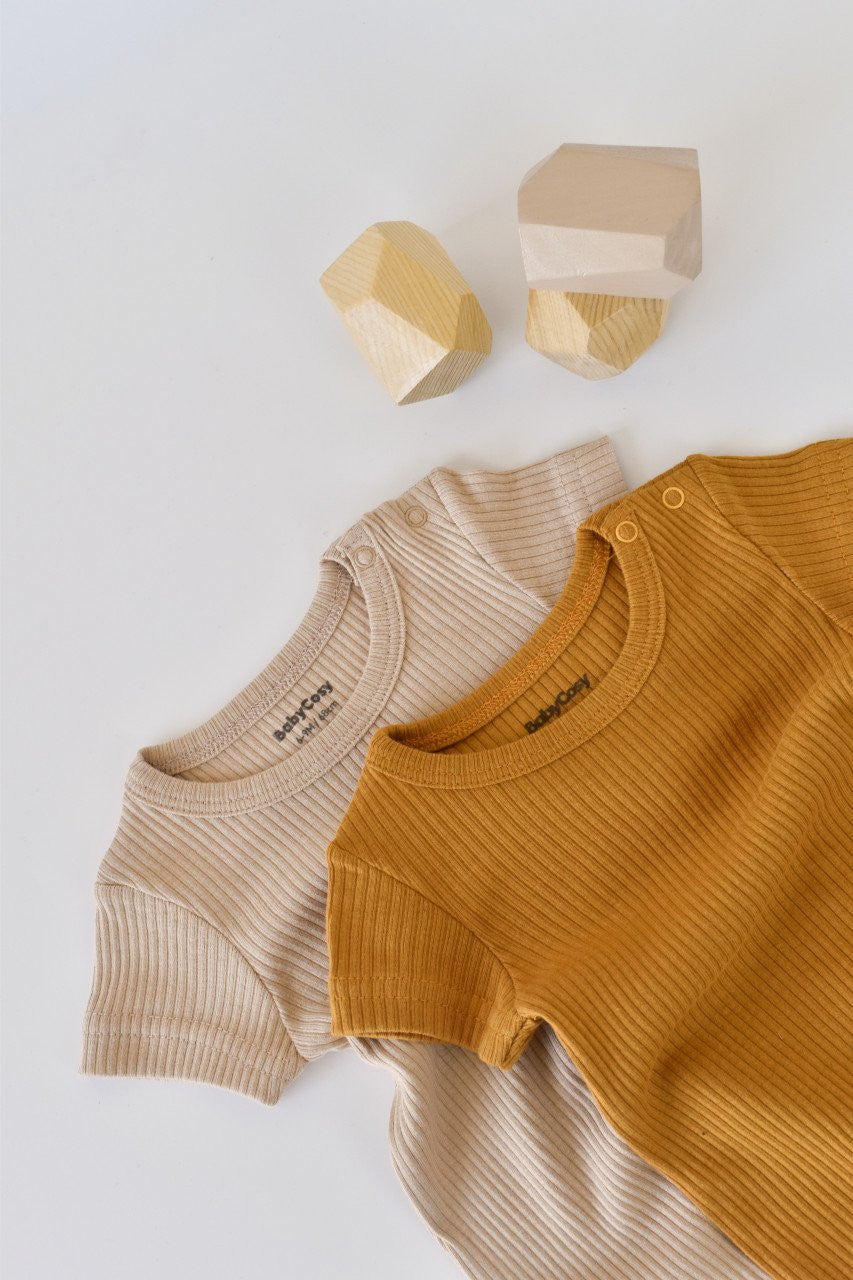 Set de 2 salopetele cu maneca scurta din bumbac organic si modal - Caramiziu/ Sofran BabyCosy