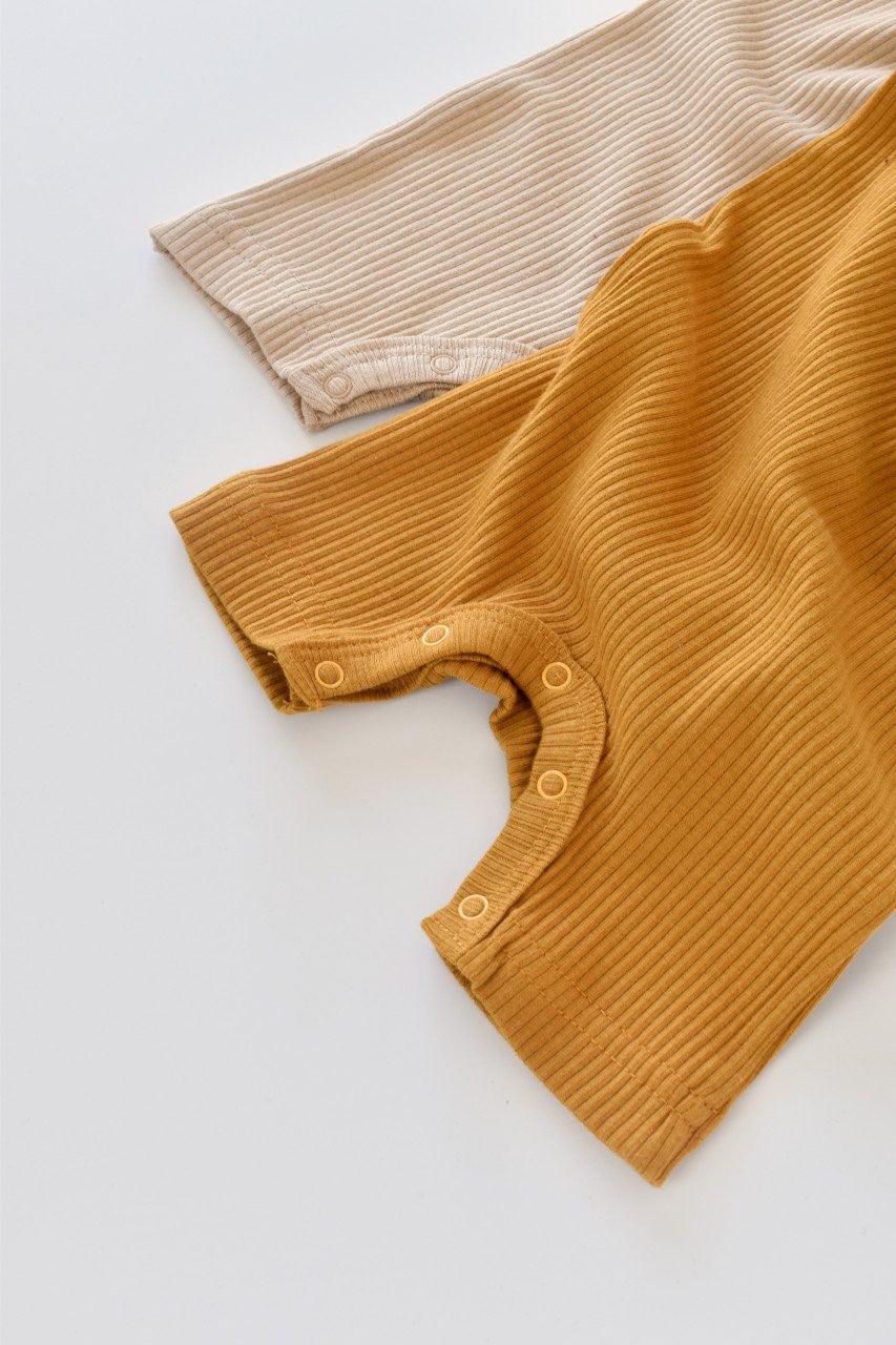 Set de 2 salopetele cu maneca scurta din bumbac organic si modal - Caramiziu/ Sofran BabyCosy